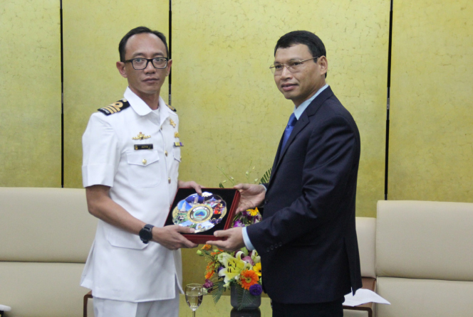 Lt Col Mahmud (right) and Vice Chairman Minh