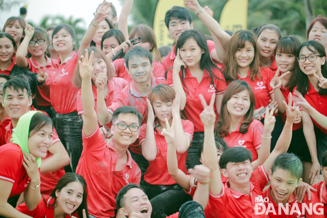 Lovepop Viet Nam’s staff members in a picnic