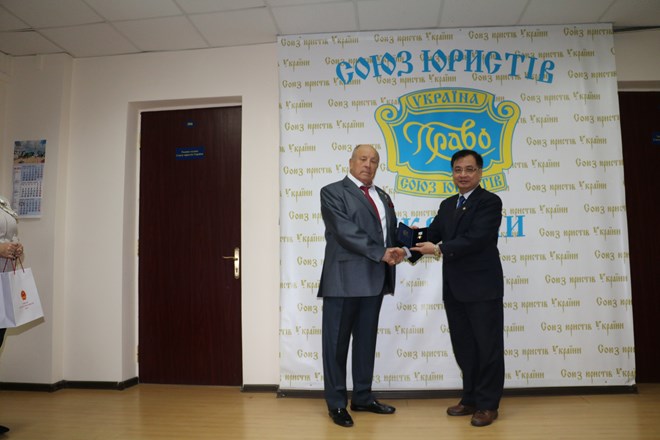 Vietnamese Ambassador to Ukraine Nguyen Anh Tuan (R) was granted with the Order of the Rule of Law and Justice by the Kiev-based World Jurist Alliance on October 2