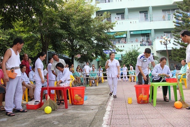 Patients take part in outdoor activities at the Da Nang Hospital of Traditional Medicine 