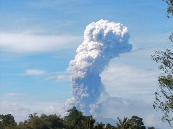 Column of ash from Mount Soputan in Indonesia's Sulawesi island (Source: sciencealert.com)