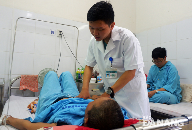 Sự ân cần của y, bác sĩ giúp người bệnh an tâm hợp tác điều trị. TRONG ẢNH: Người bệnh điều trị tại Khoa Ung bướu, Bệnh viện Đà Nẵng.