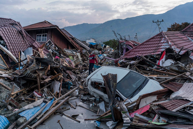 Cảnh tượng đổ nát tại Palu, Indonesia sau thảm họa kép (Ảnh: New York Times)