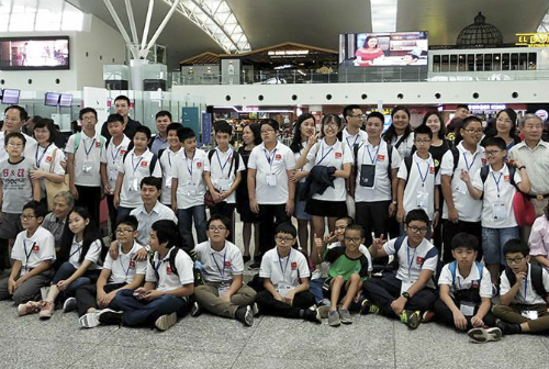 Đội tuyển Việt Nam lên đường sang Trung Quốc dự thi IMSO hôm 28/9. Ảnh: IEG