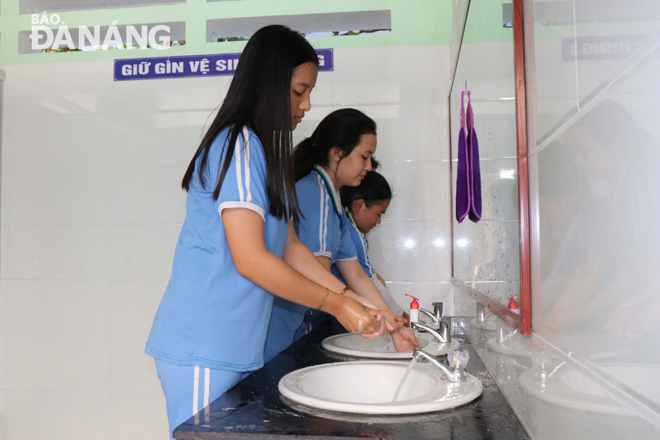 Khu nhà vệ sinh tại Trường THCS Phan Đình Phùng (quận Thanh Khê) được đầu tư khá khang trang, sạch đẹp.