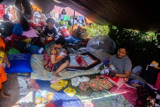 At temporary shelters in Indonesia after the disasters (Source: VNA) 