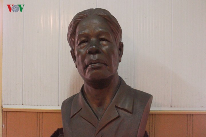 Bức tượng nguyên Tổng Bí thư Đỗ Mười trong nhà. 
