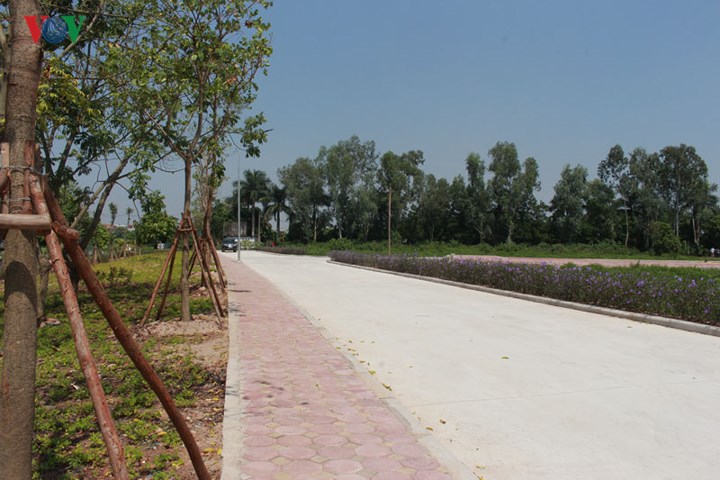 Con đường dẫn vào khu an táng nguyên Tổng Bí thư đã được trải bê tông sạch sẽ và trồng cây xanh hai bên.