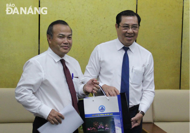 Chairman Tho (right) and Deputy Minister Nam