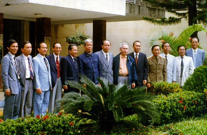 Tổng Bí thư Đỗ Mười (thứ sáu, từ trái qua) chụp ảnh lưu niệm với lãnh đạo tỉnh Quảng Nam-Đà Nẵng nhân chuyến thăm và làm việc năm 1994. Ảnh: Ngọc Hợi