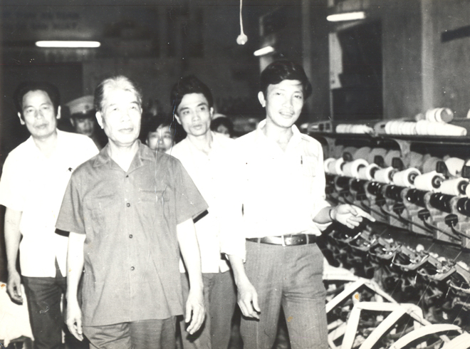 Đồng chí Đỗ Mười thăm, động viên sản xuất tại Nhà máy Dệt may 29-3 (Đà Nẵng). Ảnh: T.L