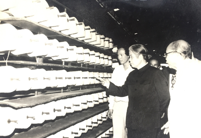 Đồng chí Đỗ Mười thăm Nhà máy Dệt  Đà Nẵng năm 1990. Ảnh: XUÂN QUANG