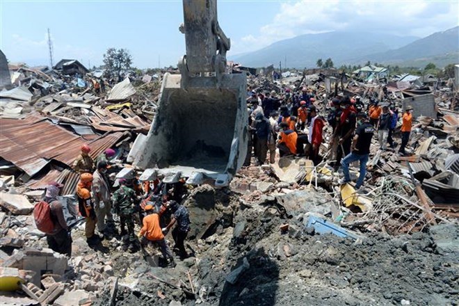 Rescuers search for victims in Palu on October 3 (Photo: Xinhua/VNA)