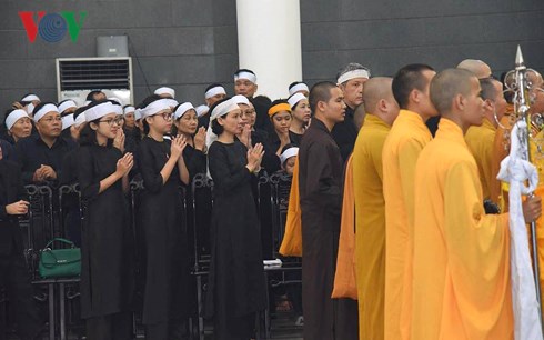 Phía trong nhà Nhà tang lễ quốc gia, số 5 Trần Thánh Tông, Hà Nội, gia đình nguyên Tổng Bí thư Đỗ Mười đang thực hiện các nghi lễ tâm linh trước giờ truy điệu và an táng nguyên Tổng Bí thư