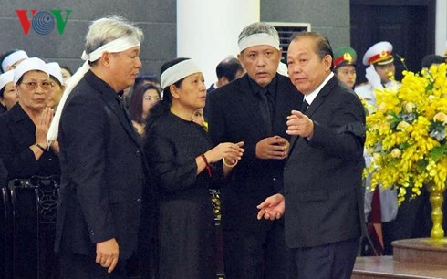 Phó Thủ tướng Trương Hoà Bình trao đổi cùng gia quyến nguyên Tổng Bí thư.