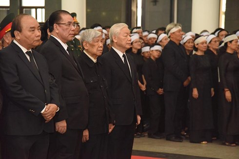 Các đồng chí lãnh đạo Đảng, Nhà nước và nguyên lãnh đạo Đảng, Nhà nước dự lễ truy điệu nguyên Tổng Bí thư Đỗ Mười.
