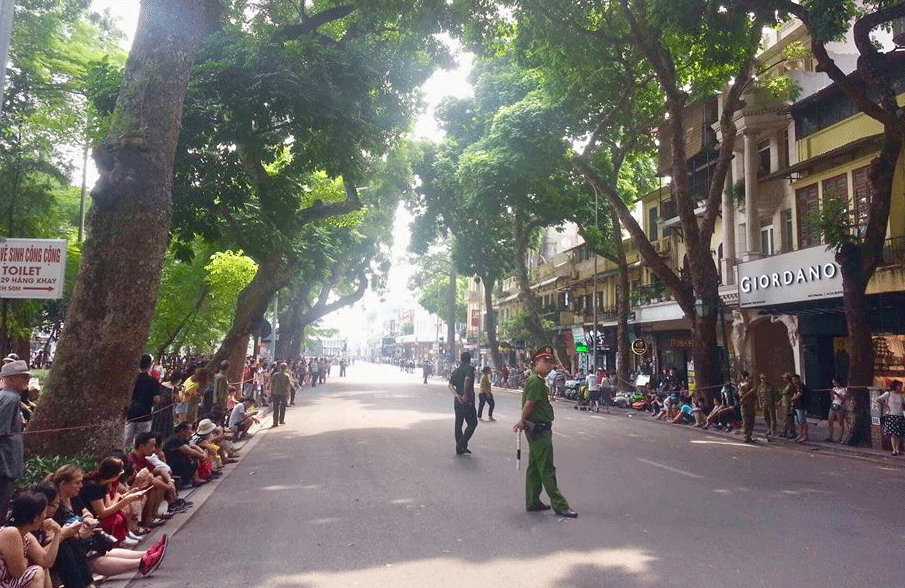 Người dân trên phố Hàng Khay chờ xe chở linh cữu nguyên Tổng Bí thư Đỗ Mười đi qua