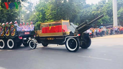 Đoàn xe chở linh cữu nguyên Tổng Bí thư Đỗ Mười đi qua đường Điện Biên Phủ