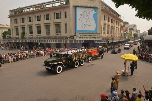 Đoàn xe tang đi qua  đường Tràng Thi. (ảnh: Vnexpress)