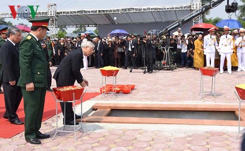 Tổng Bí thư Nguyễn Phú Trọng thả nắm đất xuống mộ đồng chí nguyên Tổng Bí thư Đỗ Mười