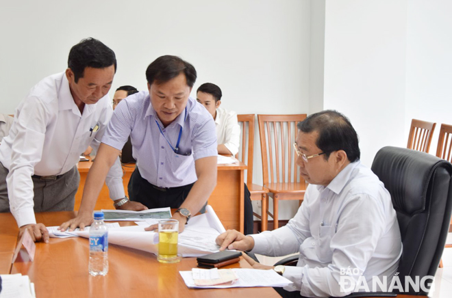 Đại diện các cơ quan chức năng giải thích, trình bày hồ sơ của công dân với Chủ tịch UBND thành phố Huỳnh Đức Thơ tại buổi tiếp dân ngày 24-8-2018.
