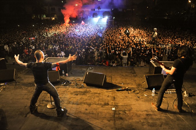 The last live show in 2006 announced Bức Tường band break-up that drew 20,000 fans who came to say a tearful goodbye. — Photo neww.zing.vn 