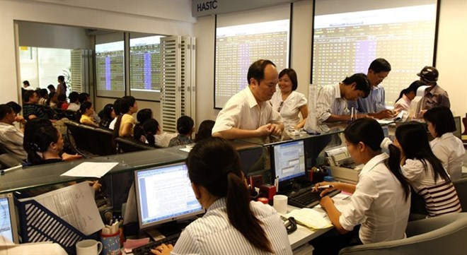 Investors during a trading session on the VNDirect Stock Exchange Floor (Photo: VNA)