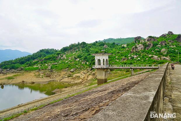 Initially, the Co Tu ethnic minority people resided near the Dong Xanh - Dong Nghe Lake. They lived in 3 small villages namely ‘Lang’, ‘Dun’ and ‘Diet Gian’. In 1998, when a dam was built at the Lake, the Co Tu people moved to the Phu Tuc Village in Hoa Phu Village, Hoa Vang District.