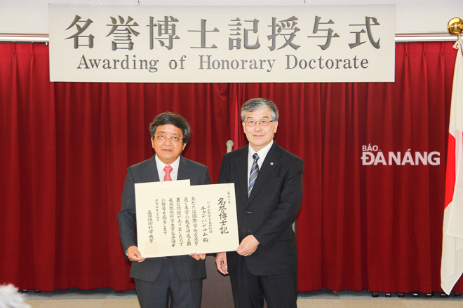 Prof. Tran Van Nam (left) receiving an honorary doctorate degree from the Nagaoka University of Technology (NUT)