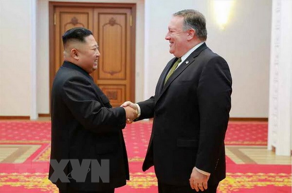 Ngoại trưởng Mỹ Mike Pompeo (phải) hội kiến Nhà lãnh đạo Triều Tiên Kim Jong-un tại Bình Nhưỡng ngày 7/10/2018. (Nguồn: YONHAP/TTXVN)