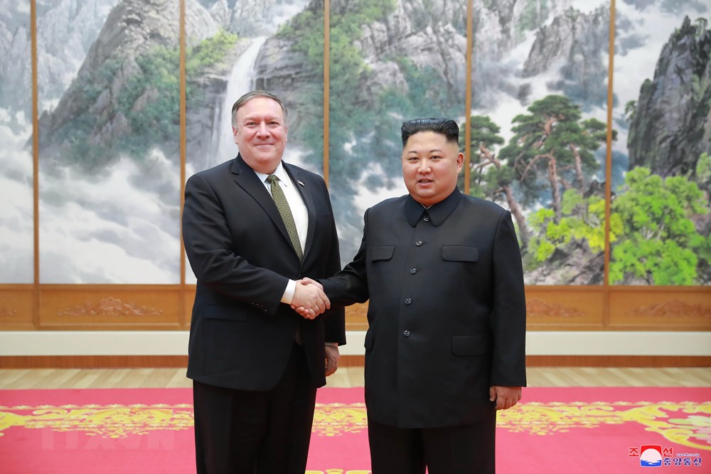 Ngoại trưởng Mỹ Mike Pompeo (trái) hội kiến Nhà lãnh đạo Triều Tiên Kim Jong-un tại Bình Nhưỡng ngày 7/10/2018. (Nguồn: YONHAP/TTXVN)