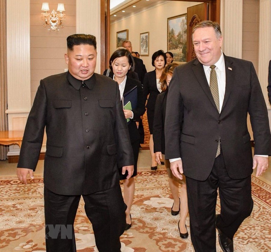 Ngoại trưởng Mỹ Mike Pompeo (phải, trước) hội kiến Nhà lãnh đạo Triều Tiên Kim Jong-un (trái, trước) tại Bình Nhưỡng ngày 7/10/2018. (Nguồn: YONHAP/TTXVN)