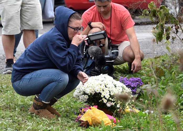 Một người thân đến đặt hoa tại hiện trường vụ tai nạn.