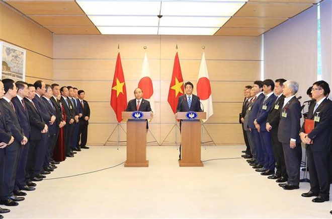 Thủ tướng Nguyễn Xuân Phúc và Thủ tướng Nhật Bản Shinzo Abe phát biểu trước báo chí, sau hội đàm. (Nguồn: Thống Nhất/TTXVN)