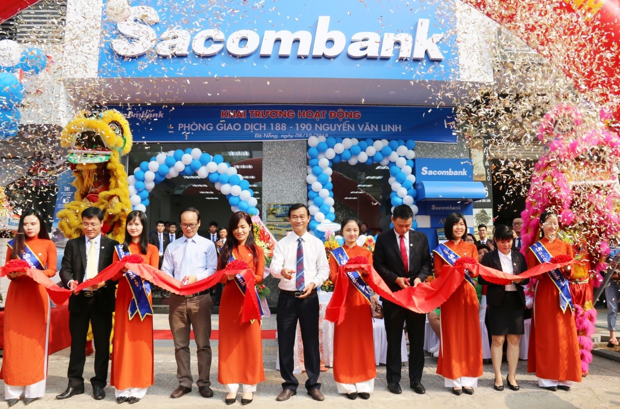 Đại diện các ban, ngành, đoàn thể và Ngân hàng Sacombank Đà Nẵng cắt băng khai trương Phòng giao dịch Sacombank Nguyễn Văn Linh.