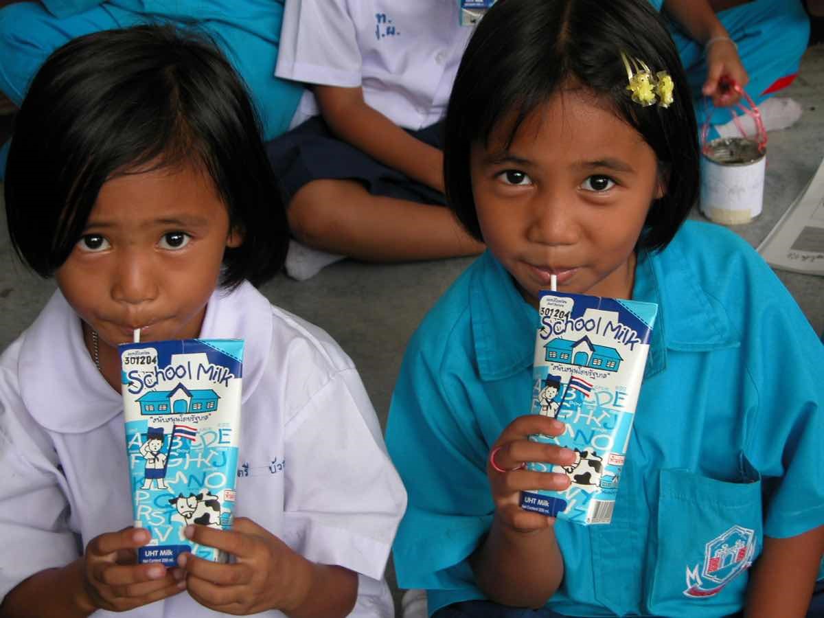 Học sinh tại Thái Lan uống sữa cùng bạn bè (nguồn: internet)