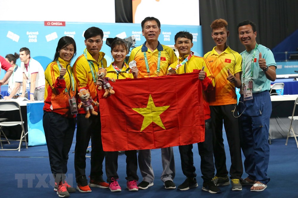 Đoàn Việt Nam chia vui với các vận động viên cử tạ đoạt Huy chương Vàng và Bạc trong ngày thi đấu đầu tiên. (Ảnh: Hoài Nam/TTXVN)