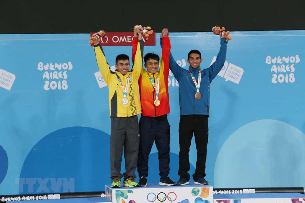  Vận động viên Ngô Sơn Đỉnh mang về tấm Huy chương Vàng đầu tiên ở môn cử tạ, hạng 56kg nam. (Ảnh: Hoài Nam/TTXVN)