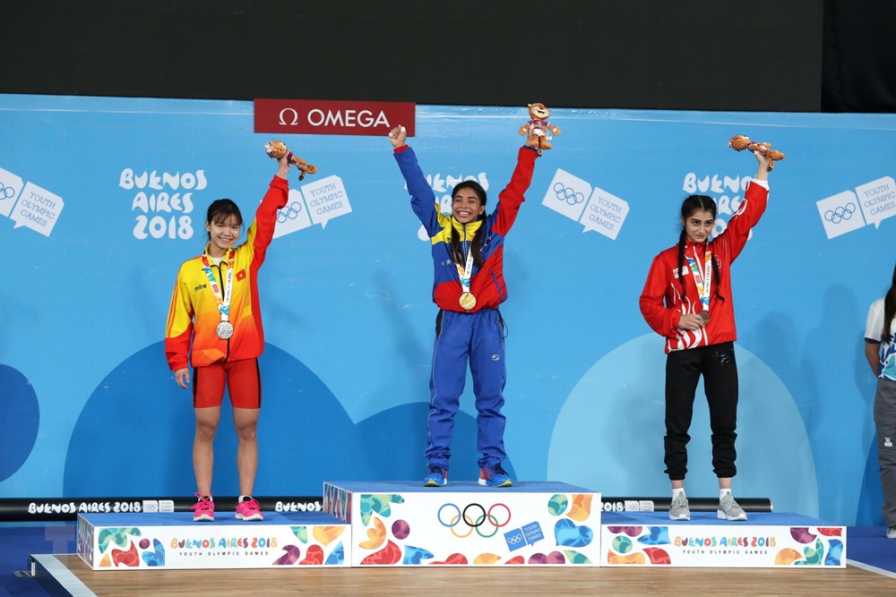 Các vận động viên giành huy chương trong môn cử tạ ở hạng 44kg của nữ. (Ảnh: Hoài Nam/TTXVN)