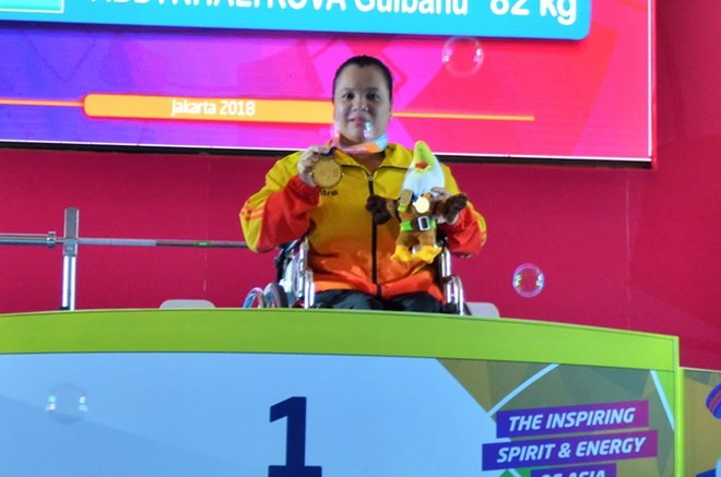 Lực sỹ Đặng Thị Linh Phượng nhận huy chương vàng. (Ảnh: Trần Chiến/TTXVN)