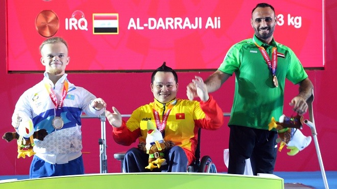 Nguyễn Bình An (middle) celebrates winning a gold medal in the men’s powerlifting 54kg category of the Asian Para Games on Monday. — VNA/VNS Photo Read more at http://vietnamnews.vn/sports/467441/viet-nam-win-three-golds-at-asian-para-games.html#PC4dBG3YMIHwj3Uf.99