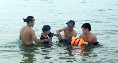 Sa Sa group’s members giving care to an injured dolphin