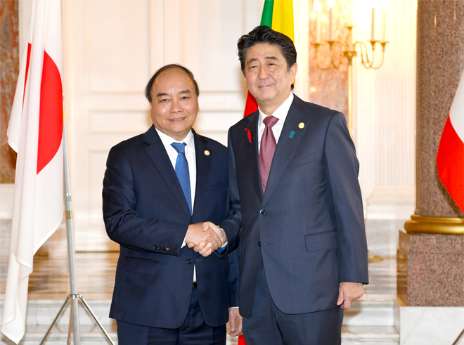 Thủ tướng Nhật Bản Shinzo Abe đón Thủ tướng Nguyễn Xuân Phúc dự Hội nghị Cấp cao hợp tác Mekong-Nhật Bản. Ảnh: VGP
