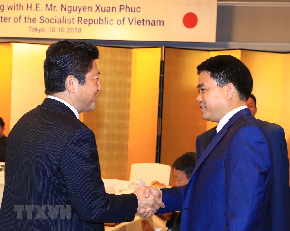 Chủ tịch UBND thành phố Hà Nội Nguyễn Đức Chung (bên phải) gặp gỡ đại diện một tập đoàn của Nhật Bản. (Ảnh: Thống Nhất/TTXVN)