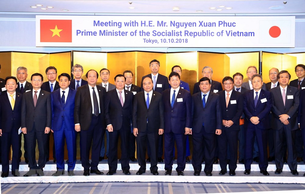 Thủ tướng Nguyễn Xuân Phúc và các đại biểu đoàn Việt Nam chụp ảnh chung với đại diện một số tập đoàn của Nhật Bản.(Ảnh: Thống Nhất/TTXVN)