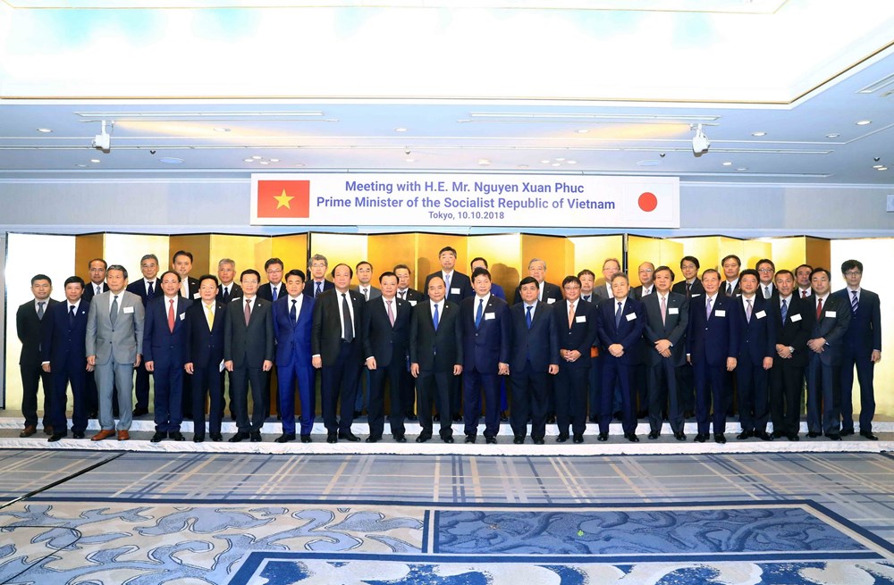 Thủ tướng Nguyễn Xuân Phúc và các đại biểu đoàn Việt Nam chụp ảnh chung với đại diện một số tập đoàn của Nhật Bản. (Ảnh: Thống Nhất/TTXVN)