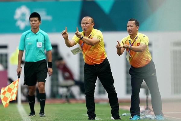 Ông Lê Huy Khoa (phải) sẽ thôi không làm trợ lý ngôn ngữ cho HLV Park Hang Seo từ AFF Cup 2018