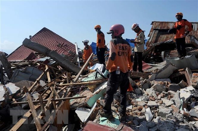 Search and rescue team members look for survivors in Palu, Central Sulawesi, Indonesia. (Photo: Xinhua/VNA)