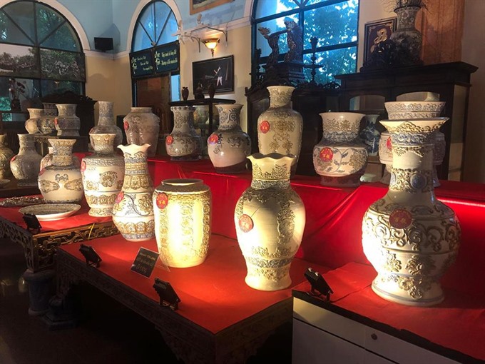 A set of 100 ceramic vases featuring traditional patterns by artisan Phạm Văn Tuyên -Venerable Thích Chánh Tịnh, has received an entry in the Việt Nam Book of Records. — Photo anhp.vn Read more at http://vietnamnews.vn/life-style/467477/monks-ceramic-vase-collection-recognised-as-vietnamese-records.html#B5hH4EiExwL06jHY.99