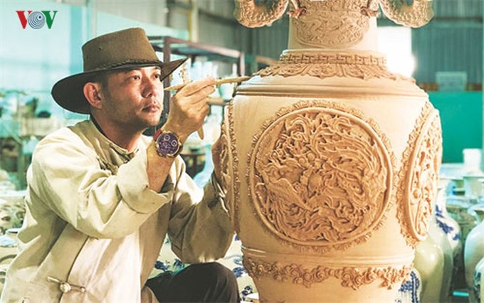 Artisan Phạm Văn Tuyên -Venerable Thích Chánh Tịnh and one of his works. — Photo vov.vn Read more at http://vietnamnews.vn/life-style/467477/monks-ceramic-vase-collection-recognised-as-vietnamese-records.html#B5hH4EiExwL06jHY.99